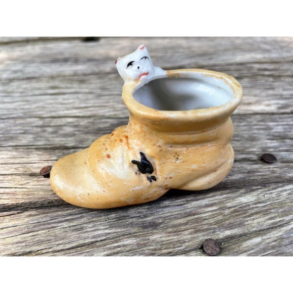 Vintage Miniature Shabby boot planter vase with cat/Kitten - Picture 6 of 11